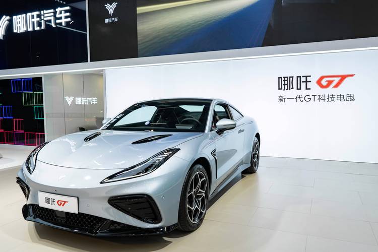 重庆182哪吒汽车在智能汽车领域的表现，领途汽车在新能源汽车市场中的影响力